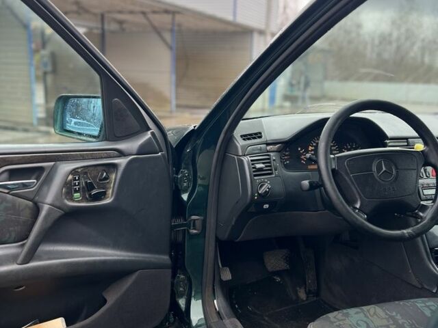 Зеленый Мерседес Е-Класс, объемом двигателя 4.2 л и пробегом 400 тыс. км за 3100 $, фото 6 на Automoto.ua