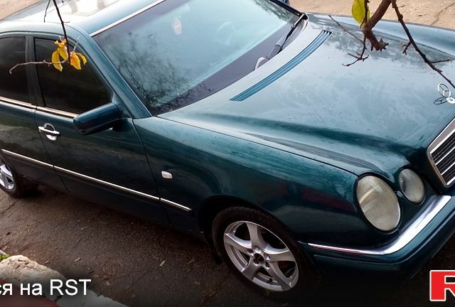 Зелений Мерседес Е-Клас, об'ємом двигуна 2.2 л та пробігом 300 тис. км за 3700 $, фото 1 на Automoto.ua