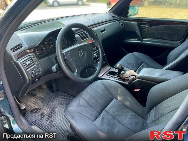 Зеленый Мерседес Е-Класс, объемом двигателя 2.2 л и пробегом 285 тыс. км за 3800 $, фото 7 на Automoto.ua