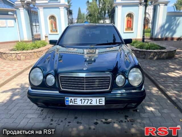 Зеленый Мерседес Е-Класс, объемом двигателя 2.2 л и пробегом 285 тыс. км за 3800 $, фото 6 на Automoto.ua