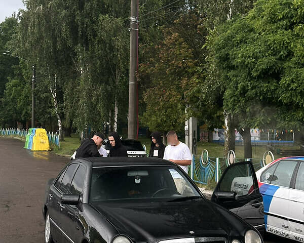 Зеленый Мерседес Е-Класс, объемом двигателя 2.8 л и пробегом 300 тыс. км за 2600 $, фото 1 на Automoto.ua