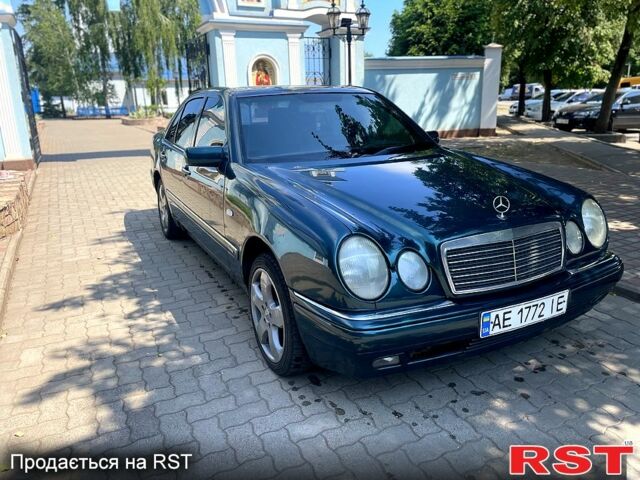 Зеленый Мерседес Е-Класс, объемом двигателя 2.2 л и пробегом 285 тыс. км за 3800 $, фото 5 на Automoto.ua