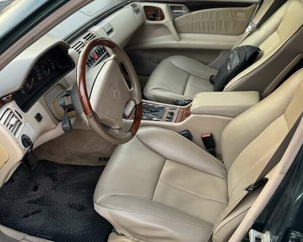 Зеленый Мерседес Е-Класс, объемом двигателя 4.3 л и пробегом 500 тыс. км за 3900 $, фото 5 на Automoto.ua