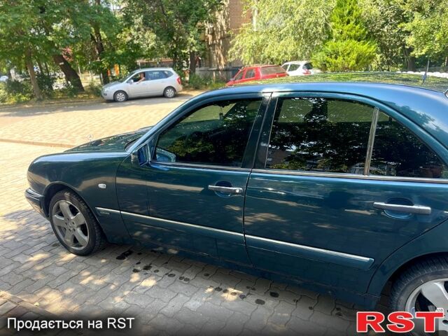 Зеленый Мерседес Е-Класс, объемом двигателя 2.2 л и пробегом 285 тыс. км за 3800 $, фото 1 на Automoto.ua