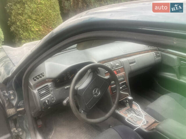 Зеленый Мерседес Е-Класс, объемом двигателя 2 л и пробегом 290 тыс. км за 2900 $, фото 4 на Automoto.ua