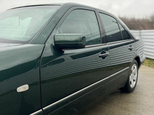 Зеленый Мерседес Е-Класс, объемом двигателя 4.2 л и пробегом 400 тыс. км за 3100 $, фото 1 на Automoto.ua