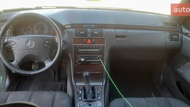 Зеленый Мерседес Е-Класс, объемом двигателя 2.3 л и пробегом 373 тыс. км за 2700 $, фото 4 на Automoto.ua