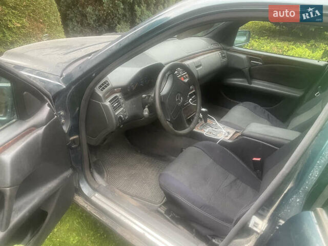 Зеленый Мерседес Е-Класс, объемом двигателя 2 л и пробегом 290 тыс. км за 2900 $, фото 3 на Automoto.ua