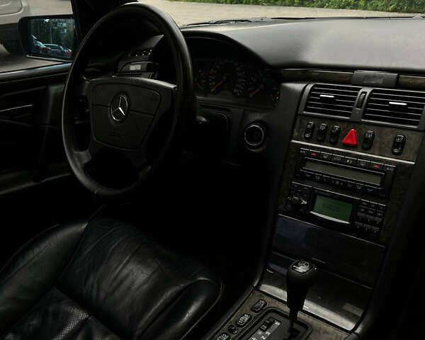 Зеленый Мерседес Е-Класс, объемом двигателя 2.8 л и пробегом 300 тыс. км за 2600 $, фото 2 на Automoto.ua