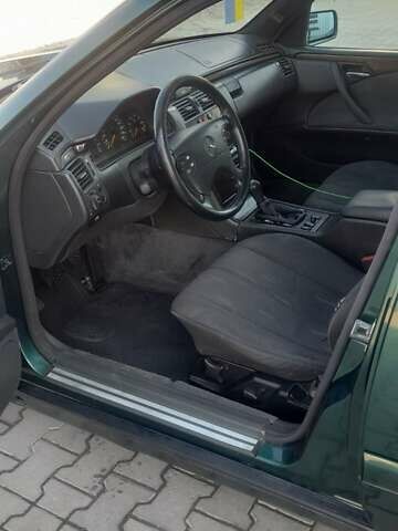 Зеленый Мерседес Е-Класс, объемом двигателя 2.3 л и пробегом 373 тыс. км за 2700 $, фото 6 на Automoto.ua