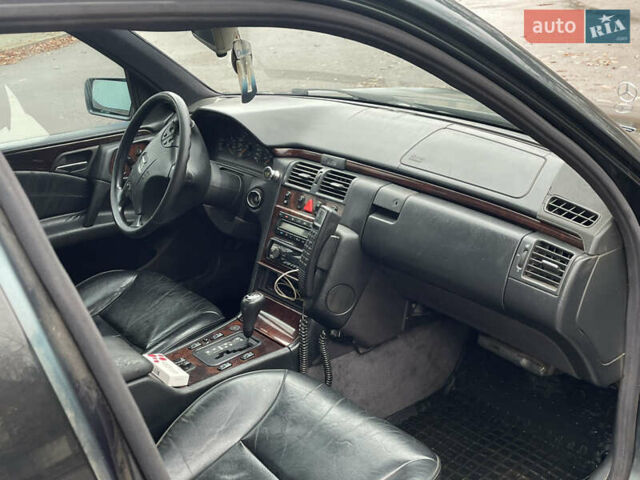 Зеленый Мерседес Е-Класс, объемом двигателя 3.2 л и пробегом 333 тыс. км за 2450 $, фото 5 на Automoto.ua