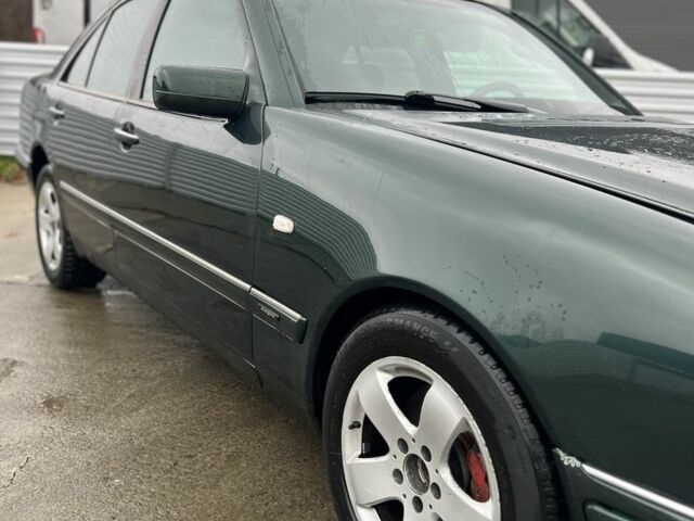 Зеленый Мерседес Е-Класс, объемом двигателя 4.2 л и пробегом 400 тыс. км за 3100 $, фото 2 на Automoto.ua