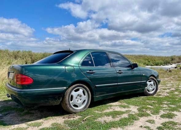 Зеленый Мерседес Е-Класс, объемом двигателя 4.2 л и пробегом 300 тыс. км за 2500 $, фото 2 на Automoto.ua