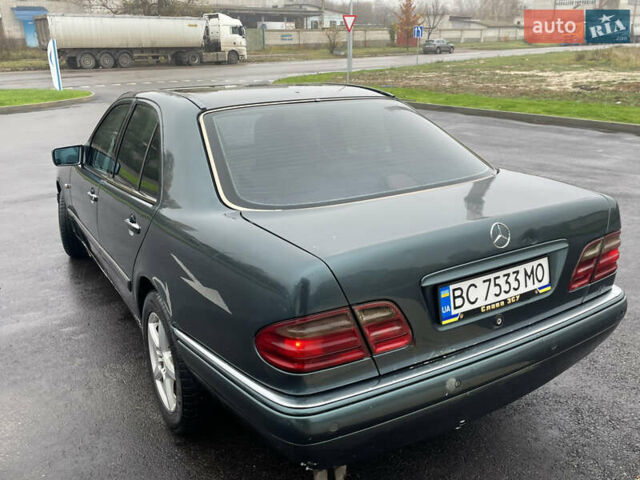 Зеленый Мерседес Е-Класс, объемом двигателя 3.2 л и пробегом 333 тыс. км за 2450 $, фото 1 на Automoto.ua