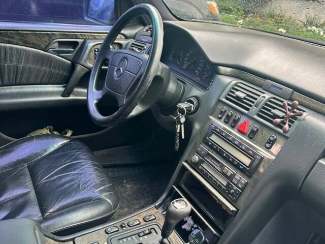 Зеленый Мерседес Е-Класс, объемом двигателя 4.2 л и пробегом 300 тыс. км за 2500 $, фото 1 на Automoto.ua