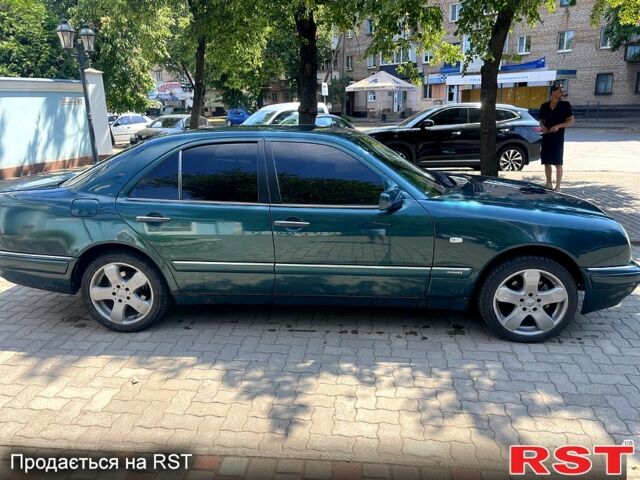 Зеленый Мерседес Е-Класс, объемом двигателя 2.2 л и пробегом 285 тыс. км за 3800 $, фото 4 на Automoto.ua