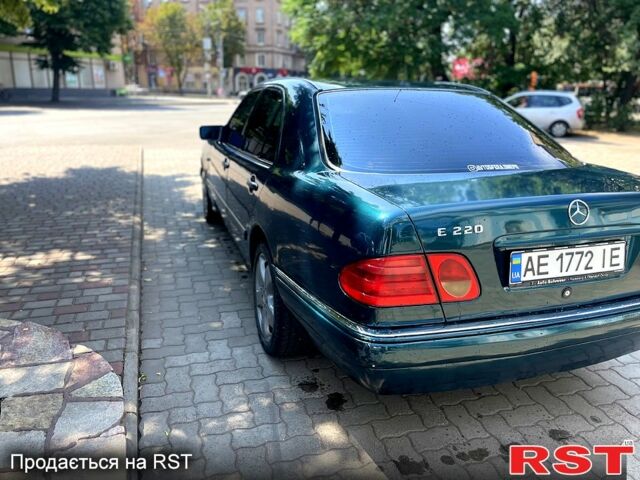Зеленый Мерседес Е-Класс, объемом двигателя 2.2 л и пробегом 285 тыс. км за 3800 $, фото 2 на Automoto.ua