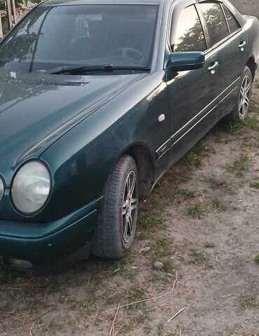 Зелений Мерседес Е-Клас, об'ємом двигуна 2 л та пробігом 500 тис. км за 3250 $, фото 4 на Automoto.ua
