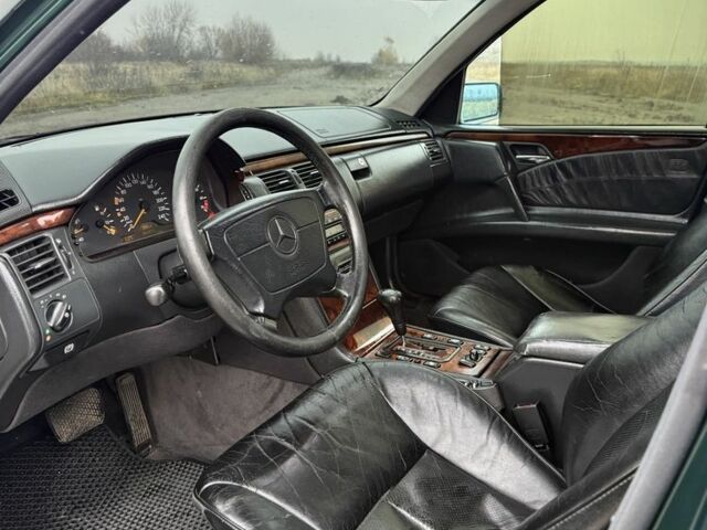 Зеленый Мерседес Е-Класс, объемом двигателя 2.4 л и пробегом 360 тыс. км за 3400 $, фото 12 на Automoto.ua