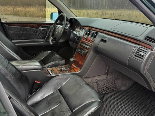 Зеленый Мерседес Е-Класс, объемом двигателя 2.4 л и пробегом 360 тыс. км за 3400 $, фото 10 на Automoto.ua