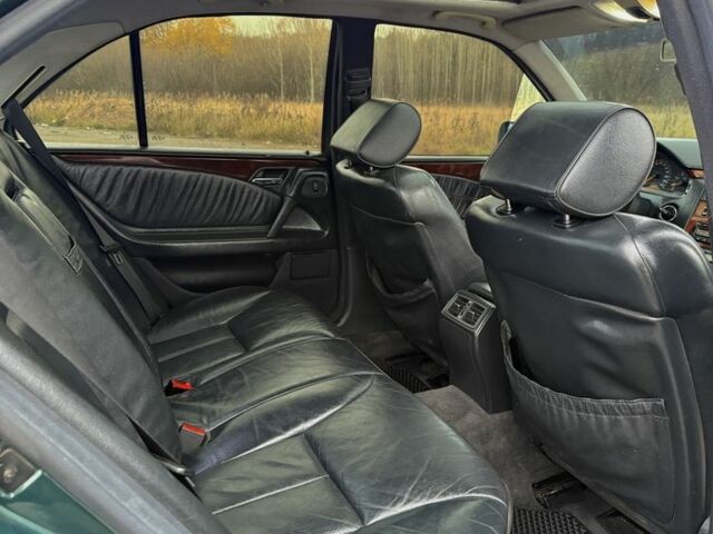 Зеленый Мерседес Е-Класс, объемом двигателя 2.4 л и пробегом 360 тыс. км за 3400 $, фото 11 на Automoto.ua