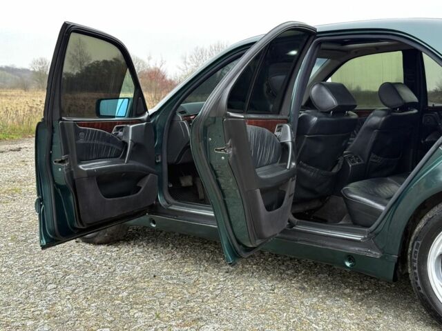 Зеленый Мерседес Е-Класс, объемом двигателя 2.4 л и пробегом 360 тыс. км за 3400 $, фото 6 на Automoto.ua