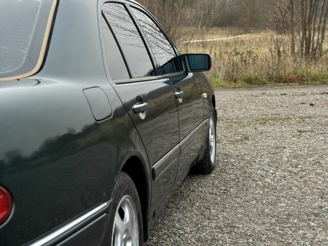 Зеленый Мерседес Е-Класс, объемом двигателя 2.4 л и пробегом 360 тыс. км за 3400 $, фото 4 на Automoto.ua