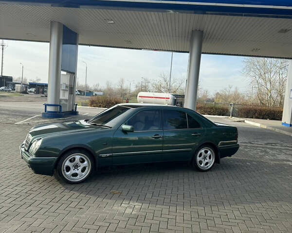 Зеленый Мерседес Е-Класс, объемом двигателя 2.8 л и пробегом 280 тыс. км за 5500 $, фото 2 на Automoto.ua