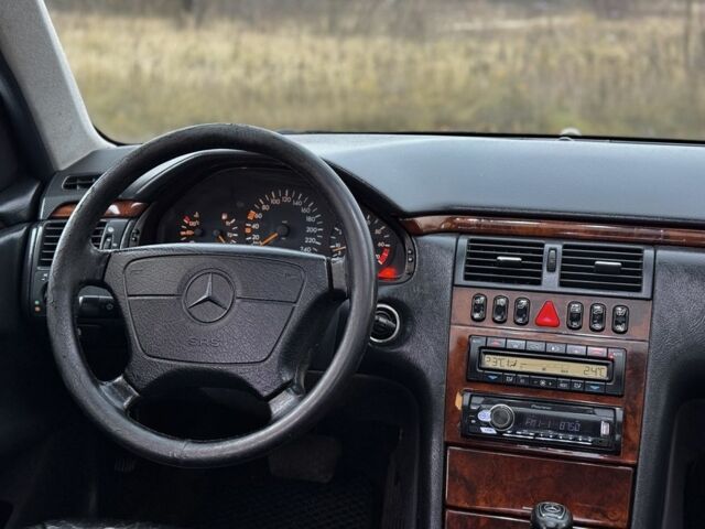 Зеленый Мерседес Е-Класс, объемом двигателя 2.4 л и пробегом 360 тыс. км за 3400 $, фото 14 на Automoto.ua