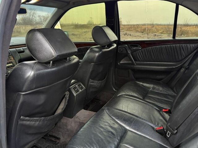 Зеленый Мерседес Е-Класс, объемом двигателя 2.4 л и пробегом 360 тыс. км за 3400 $, фото 13 на Automoto.ua