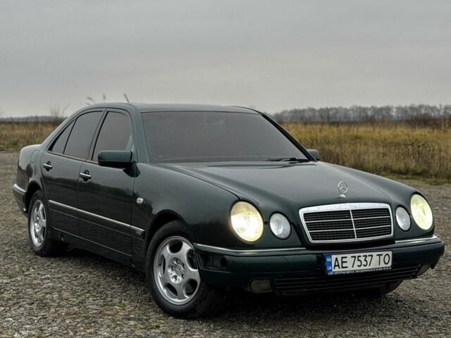 Зеленый Мерседес Е-Класс, объемом двигателя 2.4 л и пробегом 360 тыс. км за 3400 $, фото 1 на Automoto.ua