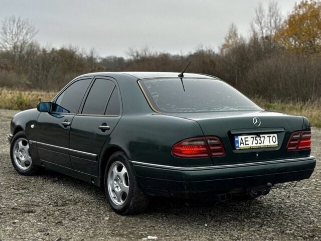 Зеленый Мерседес Е-Класс, объемом двигателя 2.4 л и пробегом 360 тыс. км за 3400 $, фото 2 на Automoto.ua