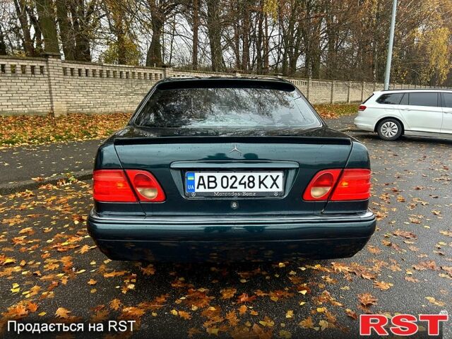 Зелений Мерседес Е-Клас, об'ємом двигуна 2 л та пробігом 400 тис. км за 3800 $, фото 2 на Automoto.ua