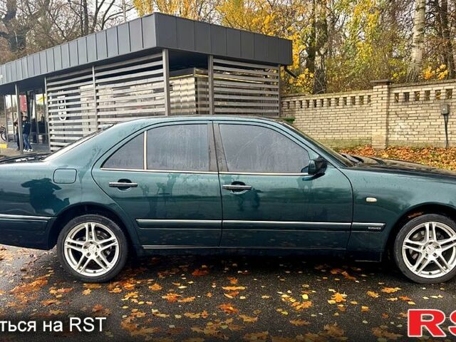 Зелений Мерседес Е-Клас, об'ємом двигуна 2 л та пробігом 400 тис. км за 3800 $, фото 1 на Automoto.ua