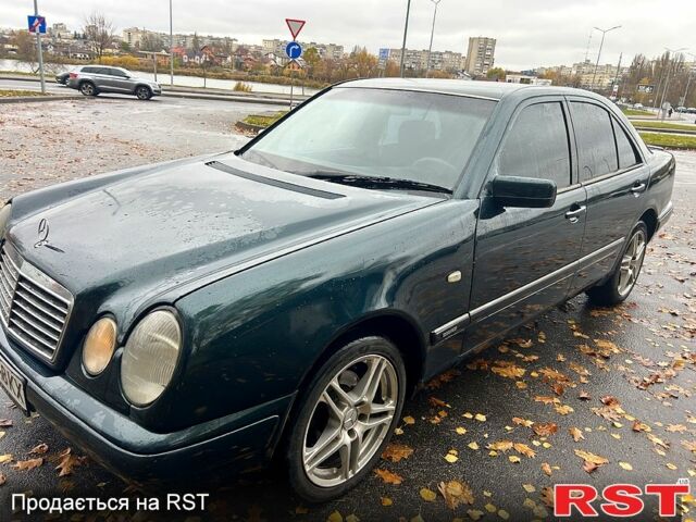 Зелений Мерседес Е-Клас, об'ємом двигуна 2 л та пробігом 400 тис. км за 3800 $, фото 4 на Automoto.ua