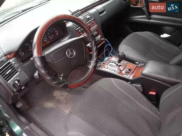 Зеленый Мерседес Е-Класс, объемом двигателя 4.27 л и пробегом 396 тыс. км за 4444 $, фото 3 на Automoto.ua