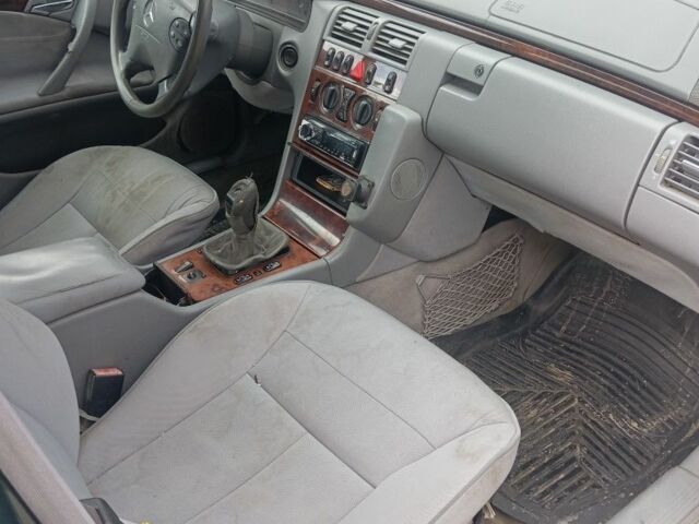 Мерседес Е-Клас 1999 у Калуше на Automoto.ua Зелений Мерседес Е-Клас, об'ємом двигуна 2.7 л та пробігом 420 тис. км за 1950 $, фото 5 на Automoto.ua