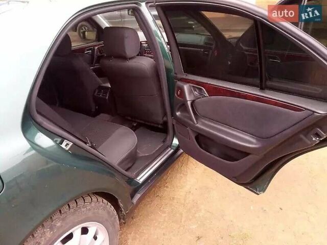 Зеленый Мерседес Е-Класс, объемом двигателя 4.27 л и пробегом 396 тыс. км за 4444 $, фото 11 на Automoto.ua