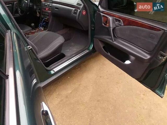 Зеленый Мерседес Е-Класс, объемом двигателя 4.27 л и пробегом 396 тыс. км за 4444 $, фото 10 на Automoto.ua