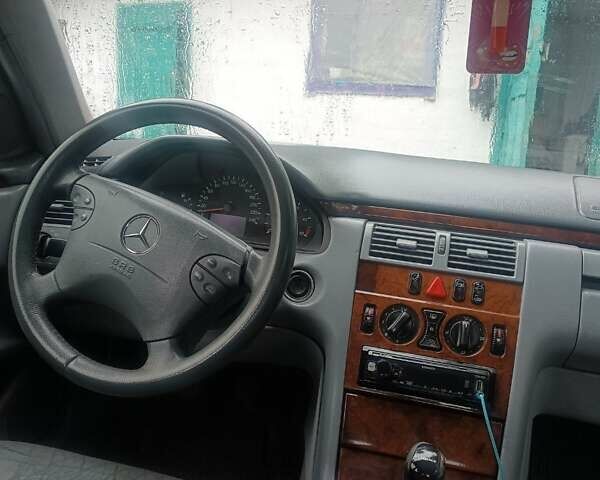 Зеленый Мерседес Е-Класс, объемом двигателя 2.15 л и пробегом 481 тыс. км за 4000 $, фото 4 на Automoto.ua