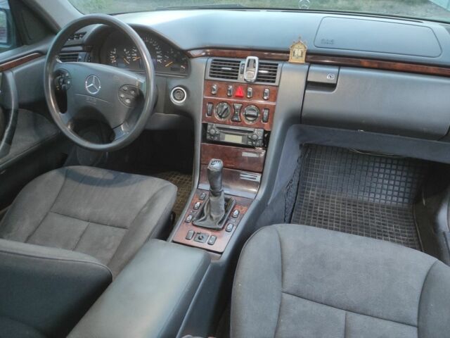 Зеленый Мерседес Е-Класс, объемом двигателя 2.2 л и пробегом 320 тыс. км за 3300 $, фото 17 на Automoto.ua