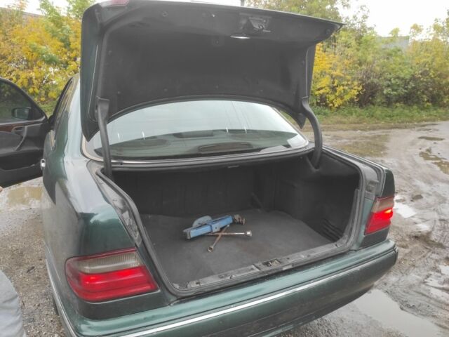 Зеленый Мерседес Е-Класс, объемом двигателя 2.2 л и пробегом 320 тыс. км за 3300 $, фото 14 на Automoto.ua