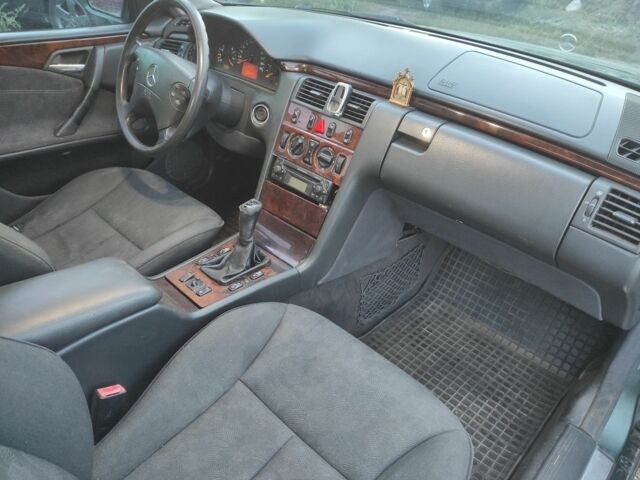 Зеленый Мерседес Е-Класс, объемом двигателя 2.2 л и пробегом 320 тыс. км за 3300 $, фото 18 на Automoto.ua