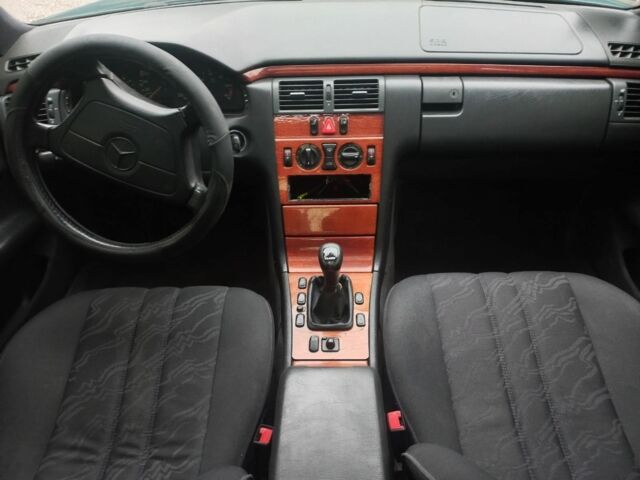 Зелений Мерседес Е-Клас, об'ємом двигуна 0 л та пробігом 254 тис. км за 1500 $, фото 10 на Automoto.ua