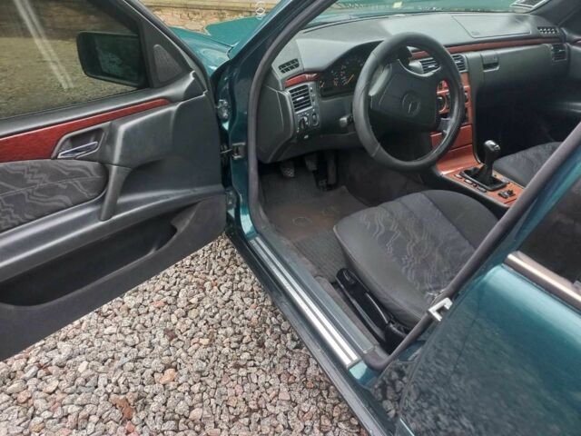 Зеленый Мерседес Е-Класс, объемом двигателя 0 л и пробегом 254 тыс. км за 1500 $, фото 3 на Automoto.ua