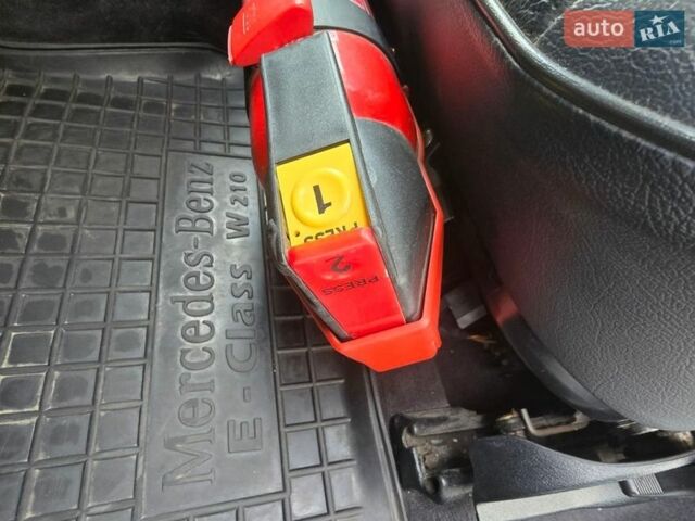 Зелений Мерседес Е-Клас, об'ємом двигуна 2.7 л та пробігом 307 тис. км за 6700 $, фото 8 на Automoto.ua