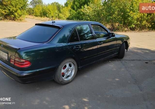 Зеленый Мерседес Е-Класс, объемом двигателя 2.2 л и пробегом 450 тыс. км за 4800 $, фото 5 на Automoto.ua