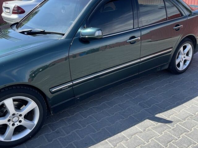 Зеленый Мерседес Е-Класс, объемом двигателя 2 л и пробегом 400 тыс. км за 3000 $, фото 1 на Automoto.ua