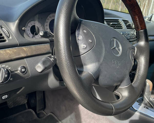 Зелений Мерседес Е-Клас, об'ємом двигуна 3.2 л та пробігом 395 тис. км за 6500 $, фото 11 на Automoto.ua