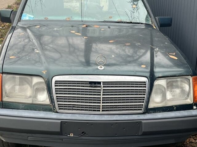 Зеленый Мерседес Е-Класс, объемом двигателя 2 л и пробегом 390 тыс. км за 1000 $, фото 1 на Automoto.ua